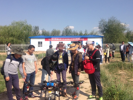 与会者观摩我司无人机机型 与会者观摩我司无人机机型